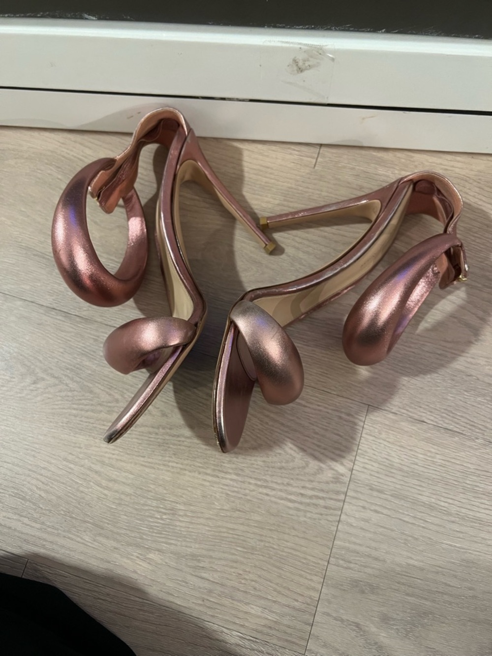 Gianvito Rossi Metallic Rose Pink Circular Accent Slingback Heels - Picture 2 of 8